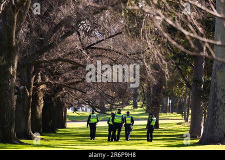 MELBOURNE, AUSTRALIEN - JULI 31: Im Shrine wurde eine gewaltige Polizeipräsenz gesehen, als Anti-Mask-Demonstranten während der COVID-19-Pandemie am 31. Juli 2020 in Melbourne, Australien, eine Kundgebung abhalten sollten. Anti-Gesichtsmaske-Demonstranten treffen sich am Schrein der Erinnerung einen Tag nachdem Victoria einen neuen Rekord in Coronavirus-Fällen sieht. Stockfoto