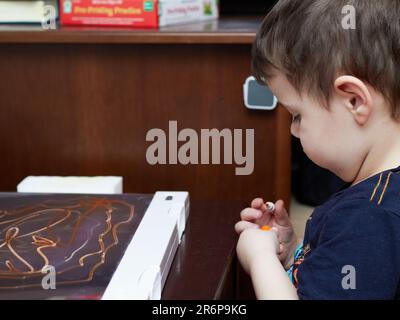 Zeichnung für Kleinkinder mit Markern auf einer Kunststoff-Lichttafel Stockfoto