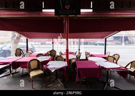 Tische und Stühle können sich außerhalb des Gebäudes verschlechtern, da viele Cafés in der Lygon Street während der COVID-19-Pandemie in Melbourne, Australien, nicht über genügend Platz verfügen. Little Italy in der Lygon Street zerfällt weiter, wo über 22 Räumlichkeiten, die einst geschäftige Cafés und Restaurants waren, leer sind und nach neuen Mietern suchen. Da die Stadt Melbourne durch Stage 4-Beschränkungen erdrosselt wird, fallen die Geschäfte wie Fliegen und einst blieben berühmte Straßen wie Lygon leer. Eine Pause scheint unwahrscheinlich, da weitere 394 neue Coronavirus-Fälle über Nacht aufgedeckt wurden, zusammen mit den 17 Todesfällen, Victorias tödlichsten Stockfoto