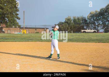 Philadelphia, Pennsylvania, USA - Mai 2023 - Baseballspieler in Aktion im Stadion, Baseballschläger, der darauf wartet, den Ball zu schlagen. Stockfoto