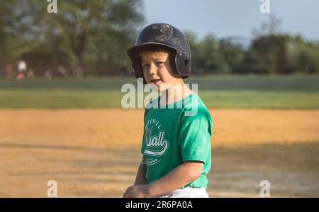 Baseballspieler in Aktion im Stadion, Baseballschläger, der darauf wartet, den Ball zu schlagen. Stockfoto