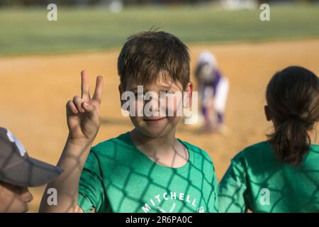 Philadelphia, Pennsylvania, USA - Mai 2023 - Baseballspieler in Aktion im Stadion, Baseballschläger, der darauf wartet, den Ball zu schlagen. Stockfoto