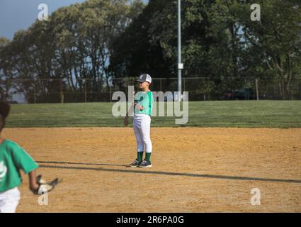 Philadelphia, Pennsylvania, USA - Mai 2023 - Baseballspieler in Aktion im Stadion, Baseballschläger, der darauf wartet, den Ball zu schlagen. Stockfoto