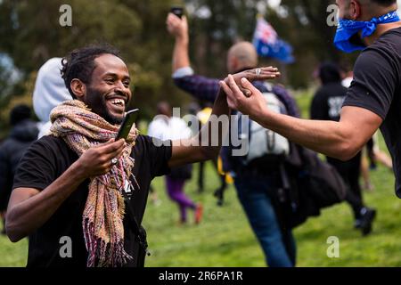 MELBOURNE, VIC - SEPTEMBER 05: Während des Anti-Lockdown-Protests am 05. September 2020 in Sydney, Australien, werden WTO-Männer beim Händeschütteln gesehen. Für die Metropolregion Melbourne gelten ab Sonntag, den 2. August, 6pm Uhr, Einschränkungen der Stufe 4. Dies beinhaltet eine Ausgangssperre jeden Abend von 8pm bis 5am Uhr. Während dieser Zeit dürfen Menschen ihr Haus nur zur Arbeit und aus wesentlichen Gesundheits-, Fürsorge- oder Sicherheitsgründen verlassen. Stockfoto