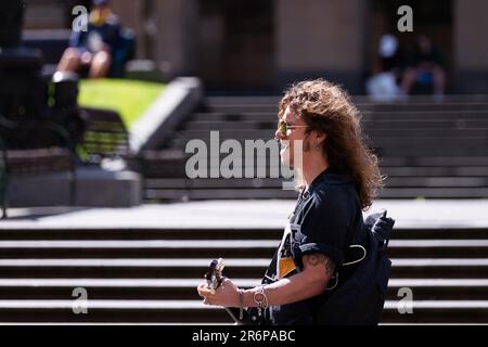 MELBOURNE, VIC - 19. SEPTEMBER: Während des Protests zur Freiheit am 19. September 2020 in Melbourne, Australien, singt ein Freiheitsprotester in der Staatsbibliothek. Jeden Samstag und Sonntag finden in Melbourne Freiheitsproteste statt, die auf die COVID-19-Beschränkungen der Regierungen und die fortgesetzte Aufhebung der Freiheitsrechte zurückzuführen sind, obwohl neue Fälle im Rückgang begriffen sind. Victoria verzeichnete weitere 21 neue Fälle über Nacht zusammen mit 7 Todesfällen. Stockfoto