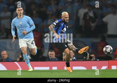 Istanbul, Türkei. 10. Juni 2023 Federico Dimarco (Inter)Phil Foden (Manchester City) Während des UEFA Champions League-Finales zwischen Manchester City 1-0 Inter im Atatürk Olympiastadion am 10. Juni 2023 in Istanbul, Trkiye. (Foto: Maurizio Borsari/AFLO) Stockfoto