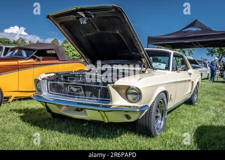 Canon City, CO, USA - 10. Juni 2023: Oldtimer und die Pooople, die sie auf der jährlich stattfindenden Canon Car Club Show 41. auf dem Gelände der Abbey anziehen. Stockfoto