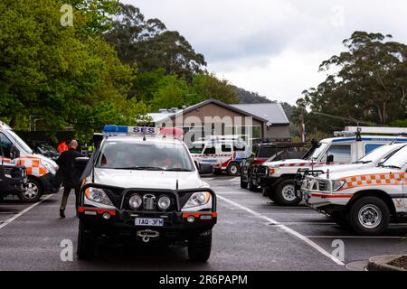 MELBOURNE, VIC - SEPTEMBER 23: Eine SES-Crew schließt sich der Suche an, während Polizei und SES weiterhin nach dem vermissten 14-jährigen Autistischen Jungen William Wall suchen, nachdem er vor zwei Tagen im dichten Buschland am 23. September 2020 in Melbourne, Australien, verschwand. Eine massive Suche in den Yarra Ranges ist im Gange nach vermissten autistischen Teenagern, die die Nacht im Busch verbrachten. Mehrere Crews, darunter Polizei, Airwing und SES, suchten William, als die Temperaturen über Nacht auf 7C Grad sanken. Am Mittwoch wird Regen vorhergesagt, was sich auf die Suche auswirken wird. Stockfoto