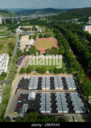 Bad Neuenahr, Deutschland. 09. Juni 2023. Eines der Trainingsfelder (M) des Stadions Apollinaris wurde nach der Flutkatastrophe restauriert (Luftaufnahme mit Drohne). Wegen der Flutkatastrophe gab es in Bad Neuenahr-Ahrweiler zwei Jahre lang nur einen Sportplatz. Auf einem anderen Trainingsgelände (vorne) gibt es immer noch Tiny-Houses, in denen von Überschwemmungen betroffene Menschen leben. (Zu dpa 'erster Sportplatz, der seit der Flut in Bad Neuenahr-Ahrweiler gebaut wurde') Kredit: Thomas Frey/dpa/Alamy Live News Stockfoto
