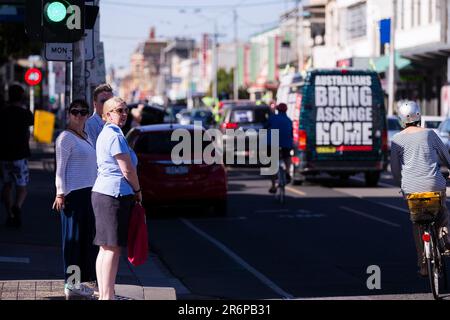 MELBOURNE, VIC - DEZEMBER 20: Der Julian Assange Van fährt durch die Smith Street in Brunswick, während die Einheimischen bei der Bring Julian Assange Home Rally am 20. Dezember 2020 in Melbourne, Australien, zuschauen. Am 4. Januar wird ein britischer Richter darüber entscheiden, ob Julian Assange an die Vereinigten Staaten ausgeliefert werden sollte, wo er in einem Hochsicherheits-„Supermax“-Gefängnis mit einer Haftstrafe von 175 Jahren rechnen könnte. (Foto: Dave Hewison/Speed Media/Icon Sportswire) Stockfoto