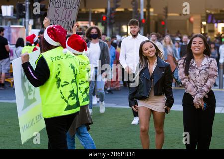 MELBOURNE, VIC - 20. DEZEMBER: Die Einheimischen nehmen Teil und tanzen zu lauter Musik, während Assange Supporters bei der Bring Julian Assange Home Rally am 20. Dezember 2020 in Melbourne, Australien, Plakate und Flyer hochhalten. Am 4. Januar wird ein britischer Richter darüber entscheiden, ob Julian Assange an die Vereinigten Staaten ausgeliefert werden sollte, wo er in einem Hochsicherheits-„Supermax“-Gefängnis mit einer Haftstrafe von 175 Jahren rechnen könnte. (Foto: Dave Hewison/Speed Media/Icon Sportswire) Stockfoto