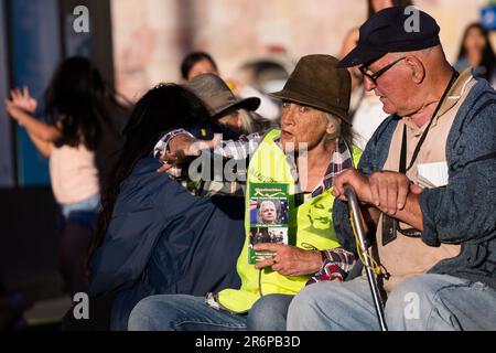 MELBOURNE, VIC - DEZEMBER 20: Assange-Fans sprechen am Federation Square während der Bring Julian Assange Home Rally am 20. Dezember 2020 in Melbourne, Australien, mit Einwohnern von Melbourne. Am 4. Januar wird ein britischer Richter darüber entscheiden, ob Julian Assange an die Vereinigten Staaten ausgeliefert werden sollte, wo er in einem Hochsicherheits-„Supermax“-Gefängnis mit einer Haftstrafe von 175 Jahren rechnen könnte. (Foto: Dave Hewison/Speed Media/Icon Sportswire) Stockfoto