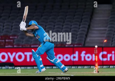 MELBOURNE, AUSTRALIEN - 19. JANUAR: Lewis Gregory von Brisbane Heat wird beim Cricket-Spiel der Big Bash League zwischen Perth Scorchers und Brisbane Heat am 19. Januar 2020 im Marvel Stadium in Melbourne, Australien, ausgebowlt. Stockfoto