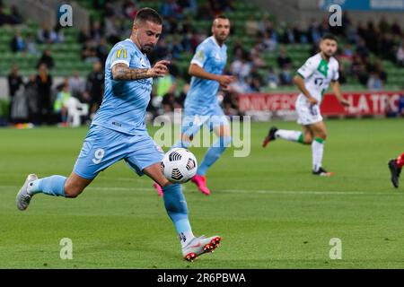 MELBOURNE, AUSTRALIEN - 16. JANUAR: Jamie Maclaren von Melbourne City tritt am 16. Januar 2021 im AAMI Park in Melbourne, Australien, beim Hyundai A-League-Fußballspiel zwischen dem Melbourne City FC und dem Western United FC in den Ball. Stockfoto