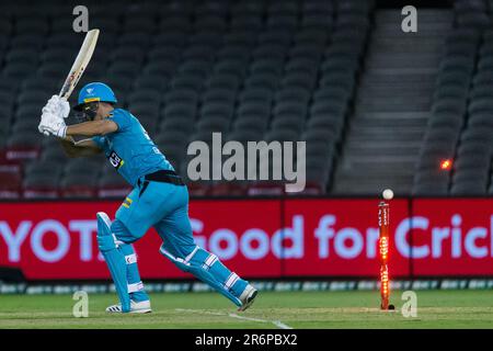 MELBOURNE, AUSTRALIEN - 19. JANUAR: Lewis Gregory von Brisbane Heat wird beim Cricket-Spiel der Big Bash League zwischen Perth Scorchers und Brisbane Heat am 19. Januar 2020 im Marvel Stadium in Melbourne, Australien, ausgebowlt. Stockfoto