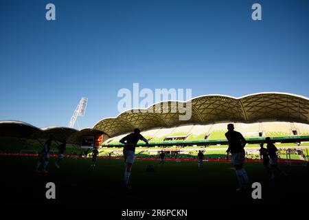 MELBOURNE, AUSTRALIEN - 14. MÄRZ: Brisbane Roar wärmt sich während des Hyundai A-League-Fußballspiels zwischen dem FC Western United und dem FC Brisbane Roar am 14. März 2021 im AAMI Park in Melbourne, Australien, auf. Stockfoto