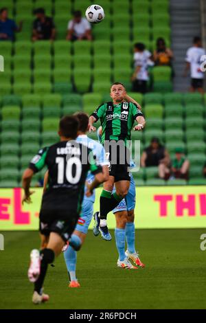 MELBOURNE, AUSTRALIEN - 1. APRIL: Besart Berisha von Western United leitet den Ball beim Hyundai A-League-Fußballspiel zwischen dem FC Western United und dem FC Melbourne City am 1. April 2021 im AAMI Park in Melbourne, Australien. Stockfoto