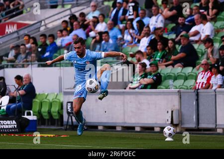 MELBOURNE, AUSTRALIEN - 1. APRIL: Ben Garuccio aus Melbourne City tritt am 1. April 2021 im AAMI Park in Melbourne, Australien, während des Hyundai A-League-Fußballspiels zwischen dem FC Western United und dem FC Melbourne City den Ball. Stockfoto