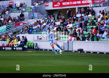 MELBOURNE, AUSTRALIEN - 1. APRIL: Ben Garuccio aus Melbourne City tritt am 1. April 2021 im AAMI Park in Melbourne, Australien, während des Hyundai A-League-Fußballspiels zwischen dem FC Western United und dem FC Melbourne City den Ball. Stockfoto