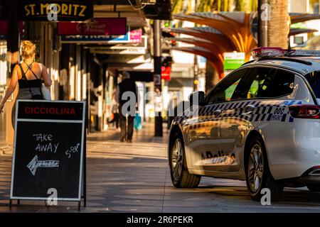 Polizei patrouilliert am 09. April 2020 in Melbourne, Australien, in der Acland Street in St Kilda, inmitten starker Beschränkungen aufgrund von COVID 19. Stockfoto