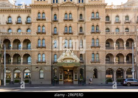 Das legendäre Hotel Windsor sieht aufgrund der COVID-19-Pandemie am 09. April 2020 in Melbourne, Australien, trostlos aus. Stockfoto