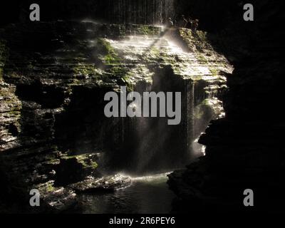 Im Watkins Glen State Park in Watkins Glen, New York, fließt Wasser über die Rainbow Falls. Stockfoto