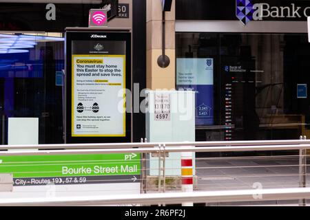 Ein Coronavirus-Warnschild an einer Straßenbahnhaltestelle während der COVID-19-Pandemie am 12. April 2020 in Melbourne, Australien. Stockfoto