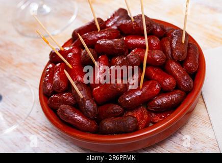 Traditionelle spanische heiße Wurst Chistorritas auf Spieße in der Nähe Stockfoto