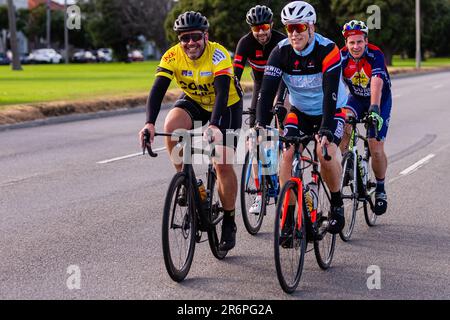 MELBOURNE, AUSTRALIEN - APRIL 25: Radfahrer fahren während der COVID-19-Pandemie am ANZAC Day 25. April 2020 in Melbourne, Australien, entlang der Beaconsfield Parade. Stockfoto