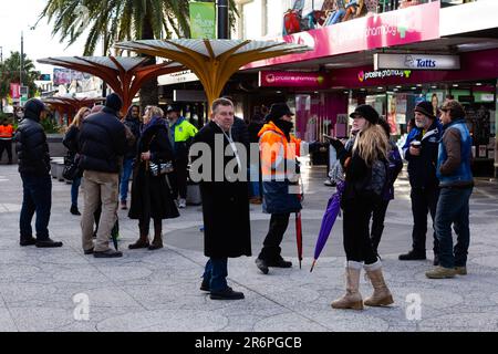 MELBOURNE, AUSTRALIEN - MAI 01: Eine kleine Anzahl von Demonstranten aus einer Gruppe namens St Kilda Rebellion brechen die Regeln der sozialen Distanzierung, da sie während der COVID-19-Pandemie am 1. Mai 2020 in Melbourne, Australien, gegen die Sperrgesetze verstoßen. Stockfoto