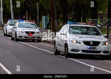 MELBOURNE, AUSTRALIEN – MAI 03: Mit Australiens strengsten Gesetzen zur sozialen Distanzierung ist die Victoria Police in großer Zahl unterwegs, um die Regeln während der COVID-19-Pandemie am 3. Mai 2020 in Melbourne, Australien, durchzusetzen. Stockfoto