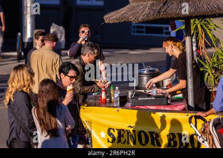 MELBOURNE, AUSTRALIEN - MAI 16: Während Bars, Cafés und Restaurants geschlossen blieben, um zu essen, ist Essen zum Mitnehmen immer noch erlaubt, da das Vineyard Cafe in St. Kilda ein argentinisches BBQ auf der Acland Street anbietet, St. Kilda AS Beschränkungen werden in Victoria während der COVID-19-Pandemie am 16. Mai 2020 in Melbourne, Australien, gelockert. Stockfoto