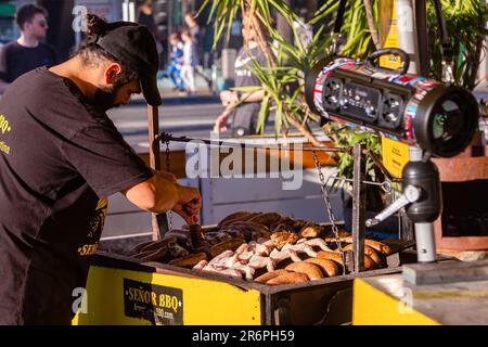 MELBOURNE, AUSTRALIEN - MAI 16: Während Bars, Cafés und Restaurants geschlossen blieben, um zu essen, ist Essen zum Mitnehmen immer noch erlaubt, da das Vineyard Cafe in St. Kilda ein argentinisches BBQ auf der Acland Street anbietet, St. Kilda AS Beschränkungen werden in Victoria während der COVID-19-Pandemie am 16. Mai 2020 in Melbourne, Australien, gelockert. Stockfoto