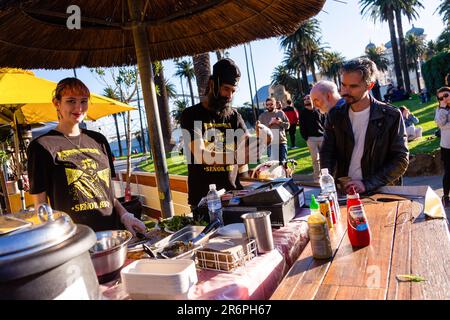MELBOURNE, AUSTRALIEN - MAI 16: Während Bars, Cafés und Restaurants geschlossen blieben, um zu essen, ist Essen zum Mitnehmen immer noch erlaubt, da das Vineyard Cafe in St. Kilda ein argentinisches BBQ auf der Acland Street anbietet, St. Kilda AS Beschränkungen werden in Victoria während der COVID-19-Pandemie am 16. Mai 2020 in Melbourne, Australien, gelockert. Stockfoto