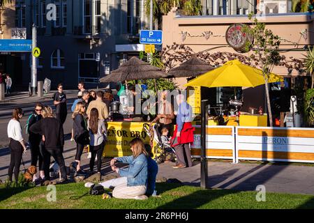 MELBOURNE, AUSTRALIEN - MAI 16: Während Bars, Cafés und Restaurants geschlossen blieben, um zu essen, ist Essen zum Mitnehmen immer noch erlaubt, da das Vineyard Cafe in St. Kilda ein argentinisches BBQ auf der Acland Street anbietet, St. Kilda AS Beschränkungen werden in Victoria während der COVID-19-Pandemie am 16. Mai 2020 in Melbourne, Australien, gelockert. Stockfoto