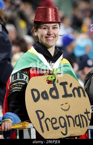 Ein Unterstützer erwartet den Beginn des Spiels Südafrika gegen Namibia Pool D der Rugby-Weltmeisterschaft 2011, North Harbour Stadium, Auckland, Neuseeland, Donnerstag, 22. September 2011. Stockfoto