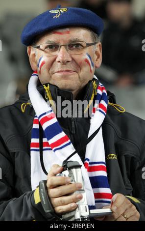 Ein französischer Unterstützer wartet auf den Start des Spiels Neuseeland gegen Frankreich, Ein Spiel der Rugby-Weltmeisterschaft 2011, Eden Park, Auckland, Neuseeland, Samstag, 24. September 2011. Stockfoto