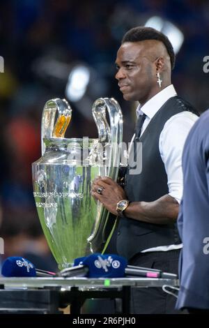 Istanbul, Türkei. 11. Juni 2023. Mario Balotelli mit der Trophäe während des UEFA Champions League-Finales 2023 zwischen Manchester City und Inter im Atatürk Olympiastadion in Istanbul, Türkei, am 10. Juni 2023 (Foto: Andrew SURMA/Credit: SIPA USA/Alamy Live News Stockfoto