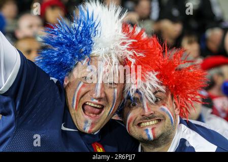 Französische Fans erwarten den Start des Spiels Neuseeland gegen Frankreich, ein Spiel der Rugby-Weltmeisterschaft 2011, Eden Park, Auckland, Neuseeland, Samstag, 24. September 2011. Stockfoto