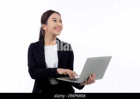 Porträtieren Sie eine junge asiatische Geschäftsfrau, die auf einem Laptop arbeitet, ins Internet, isoliert auf weißem Hintergrund, Geschäftsfrau im Anzug Stockfoto