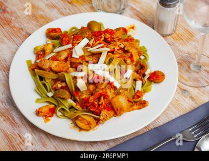 Italienische Spinat Tagliatelle Pasta mit Tomatensauce Stockfoto