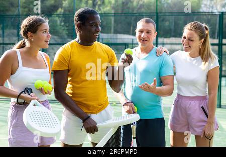Gruppenfoto von positiven Menschen auf dem Padel-Tennisplatz Stockfoto