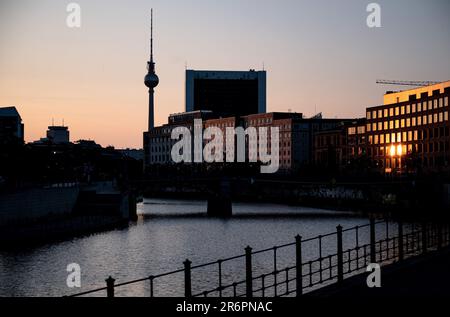 Berlin, Deutschland. 11. Juni 2023. Der Regierungsbezirk am frühen Morgen. Das sommerliche Wetter mit viel Sonne und Temperaturen um die 30 Grad bleibt Deutschland zu Beginn der neuen Woche. Kredit: Fabian Sommer/dpa/Alamy Live News Stockfoto