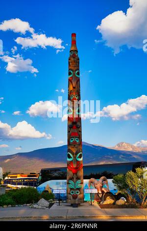 Der berühmte Two Brothers Haida Gwaii Totem Pole steht hoch im Stadtzentrum von Jasper in den Kanadischen Rockies Stockfoto