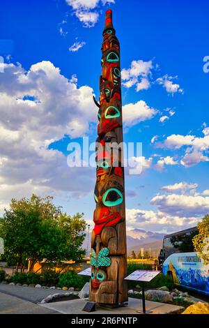 Der berühmte Two Brothers Haida Gwaii Totem Pole steht hoch im Stadtzentrum von Jasper in den Kanadischen Rockies Stockfoto