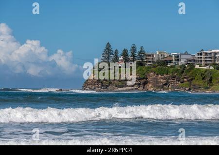 Atemberaubende Küste der Sunshine Coast in Queensland, Australien, mit Meereswellen, die in die Felsenklippen stürzen. Stockfoto