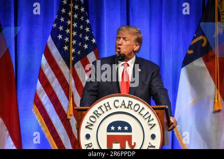 Greensboro, Usa. 10. Juni 2023. Donald J. Trump, ehemaliger Präsident der Vereinigten Staaten, äußert sich zu weltweiten Angelegenheiten, die China und Nordkorea betreffen. Der ehemalige Präsident der Vereinigten Staaten Donald J. Trump hält auf der North Carolina State GOP Convention 2023 in Greensboro eine Rede. Der ehemalige Präsident der Vereinigten Staaten, Donald J. Trump, kritisierte die Anklage gegen ihn wegen 37 Anklagepunkten im Zusammenhang mit geheimen Dokumenten. Kredit: SOPA Images Limited/Alamy Live News Stockfoto