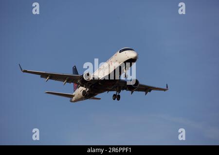 Air Canada Jazz Express Embraer 175, C-FEJF, Landing at Pearson Airport, Runway 24L. Stockfoto