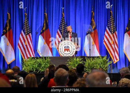 Greensboro, Usa. 10. Juni 2023. Donald J. Trump, ehemaliger Präsident der Vereinigten Staaten, äußert sich zu weltweiten Angelegenheiten, die China und Nordkorea betreffen. Der ehemalige Präsident der Vereinigten Staaten Donald J. Trump hält auf der North Carolina State GOP Convention 2023 in Greensboro eine Rede. Der ehemalige Präsident der Vereinigten Staaten, Donald J. Trump, kritisierte die Anklage gegen ihn wegen 37 Anklagepunkten im Zusammenhang mit geheimen Dokumenten. (Foto: Kyle Mazza/SOPA Images/Sipa USA) Guthaben: SIPA USA/Alamy Live News Stockfoto