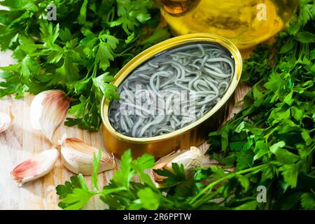 Eingelegte Angoulas in Blechdose. Spanische Küche Stockfoto